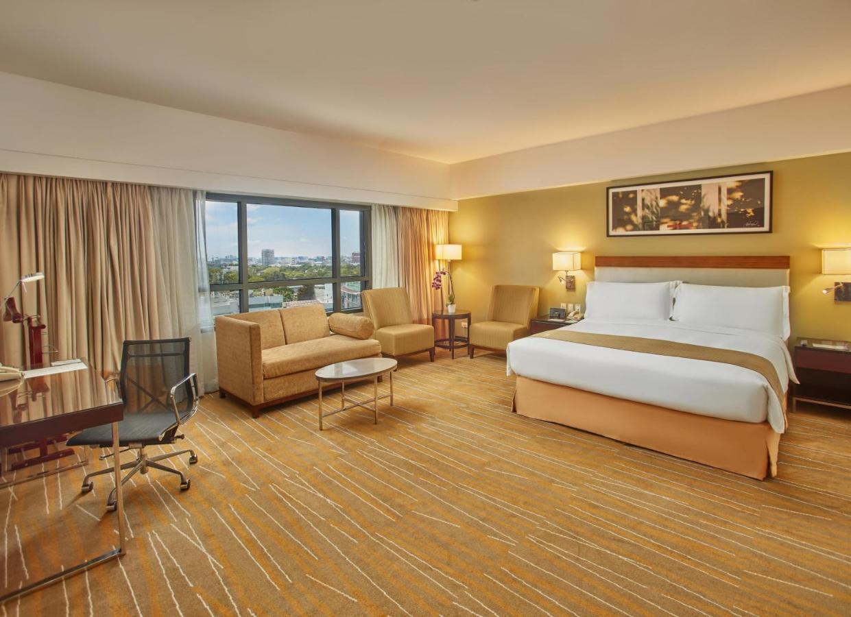 Holiday Inn & Suites Makati By Ihg Makati City Екстер'єр фото Deluxe Room