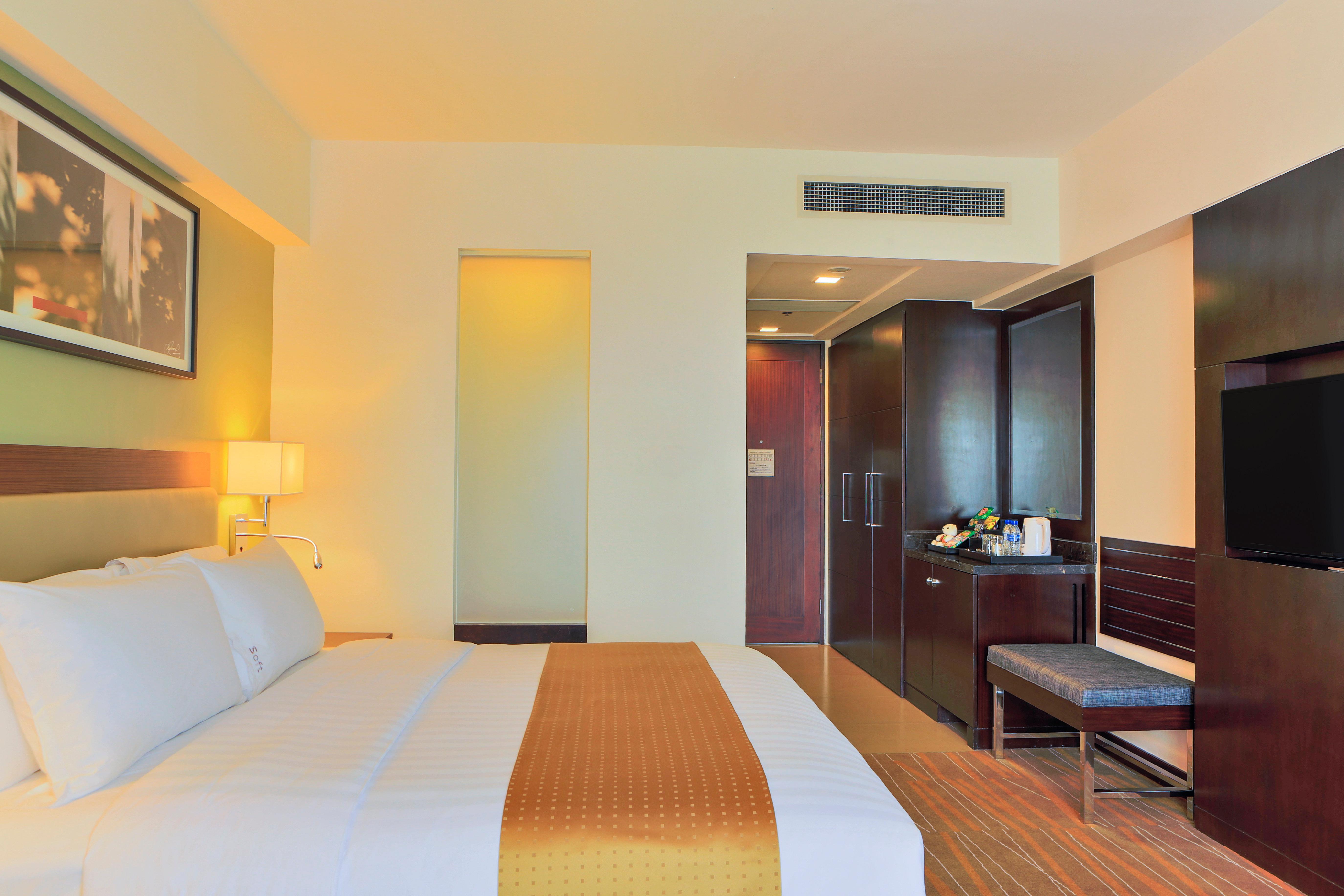 Holiday Inn & Suites Makati By Ihg Makati City Екстер'єр фото A room at the hotel
