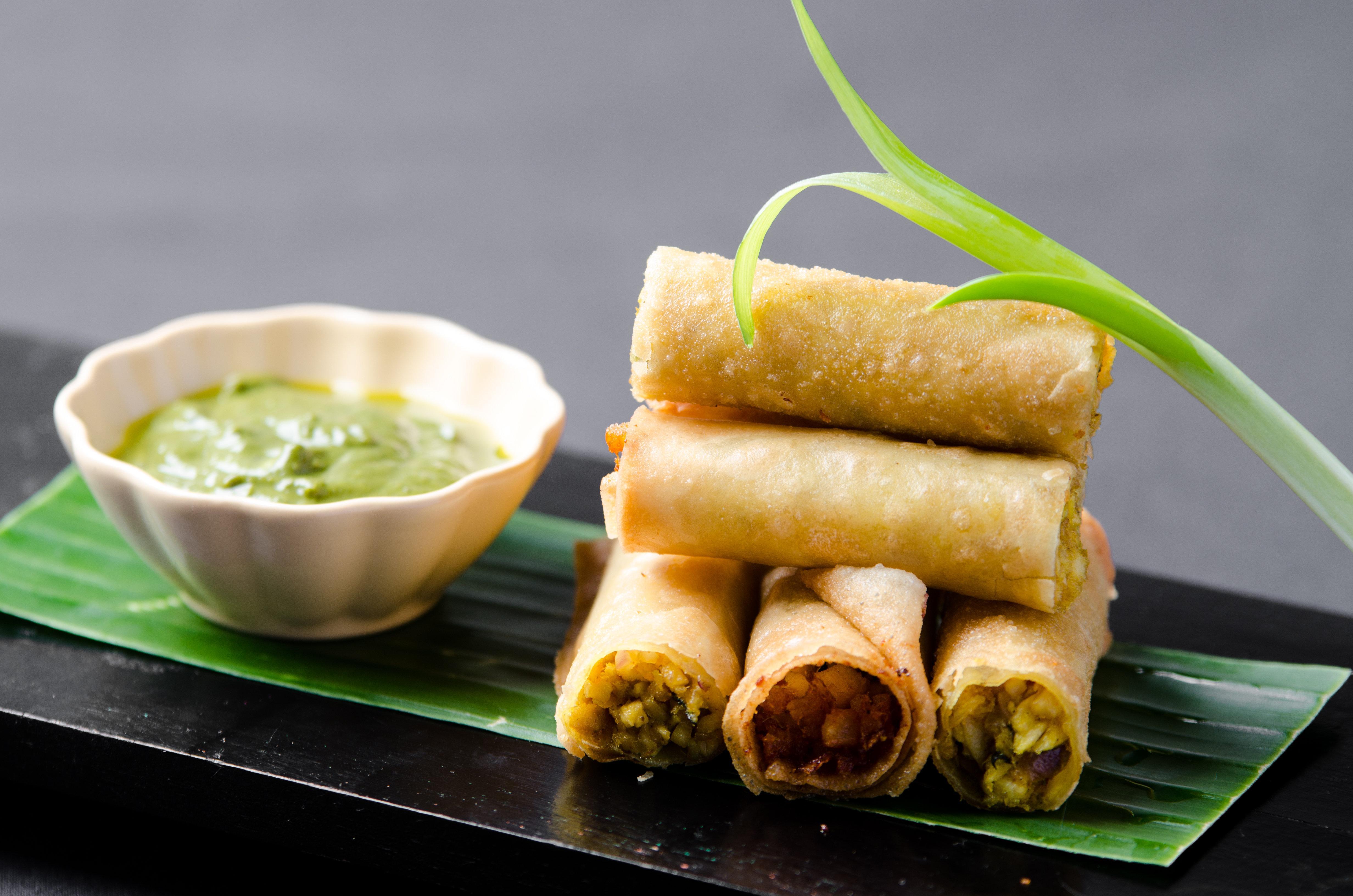 Holiday Inn & Suites Makati By Ihg Makati City Екстер'єр фото Fried vegetable spring rolls