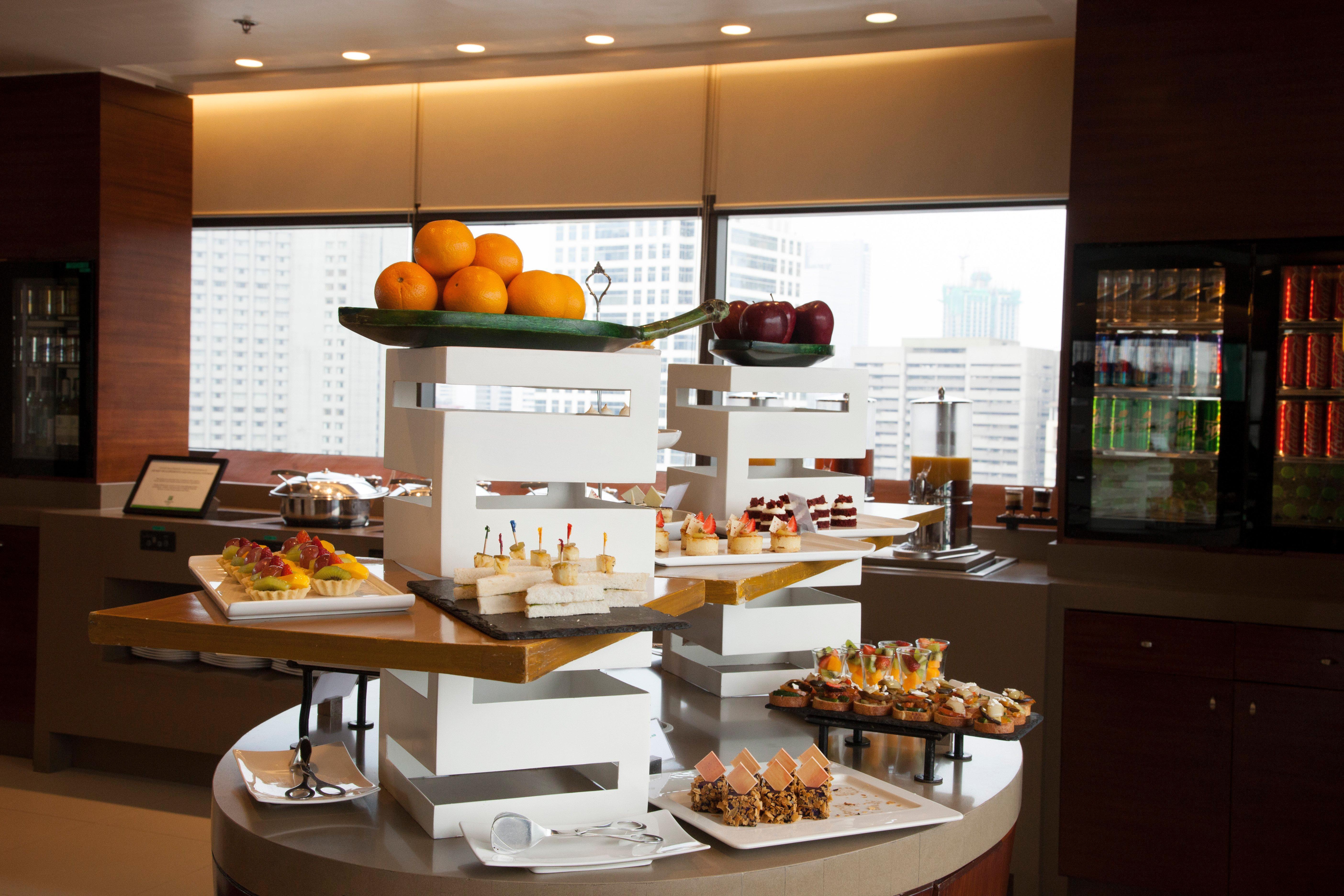 Holiday Inn & Suites Makati By Ihg Makati City Екстер'єр фото A buffet at a hotel