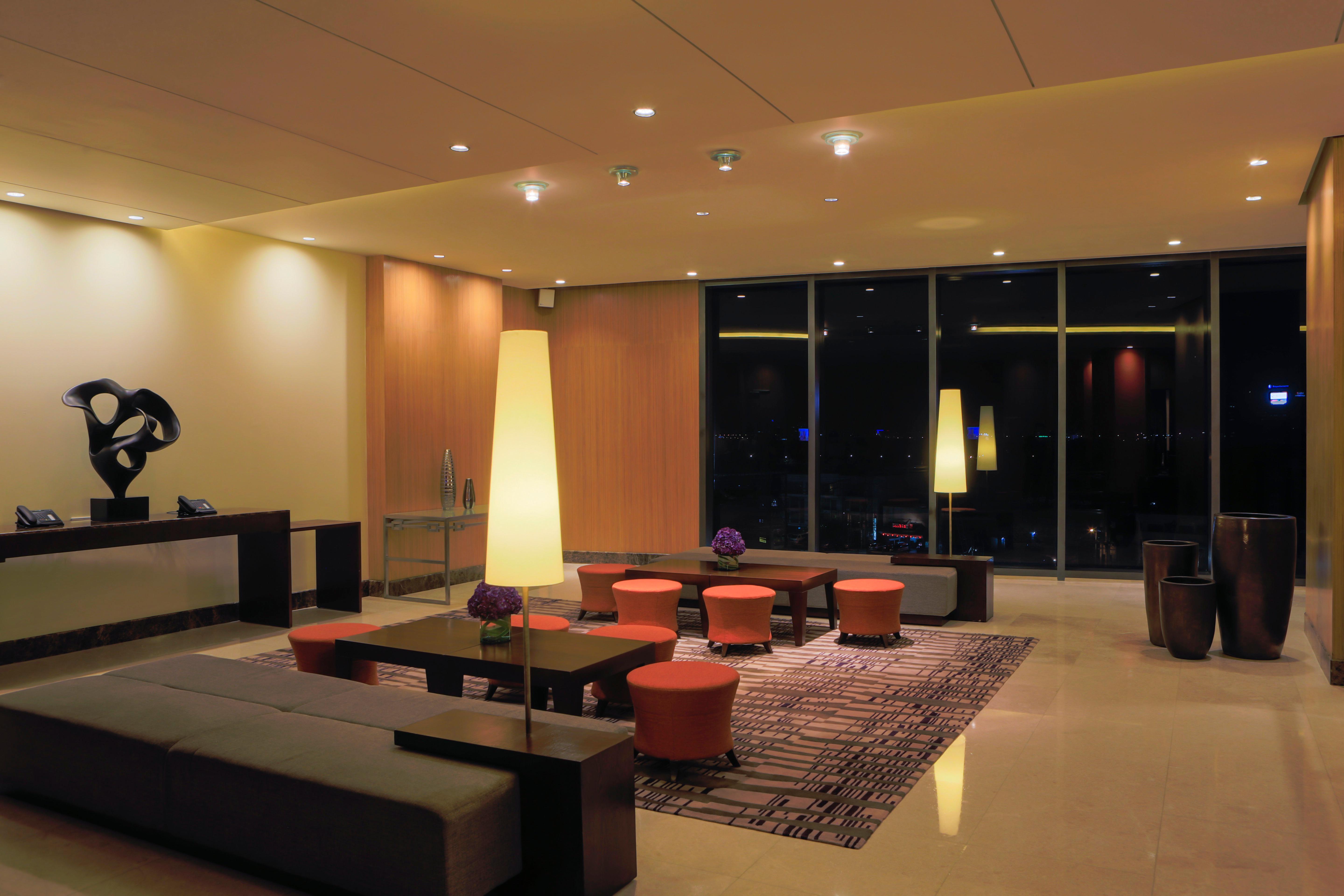 Holiday Inn & Suites Makati By Ihg Makati City Екстер'єр фото The lounge at the airport