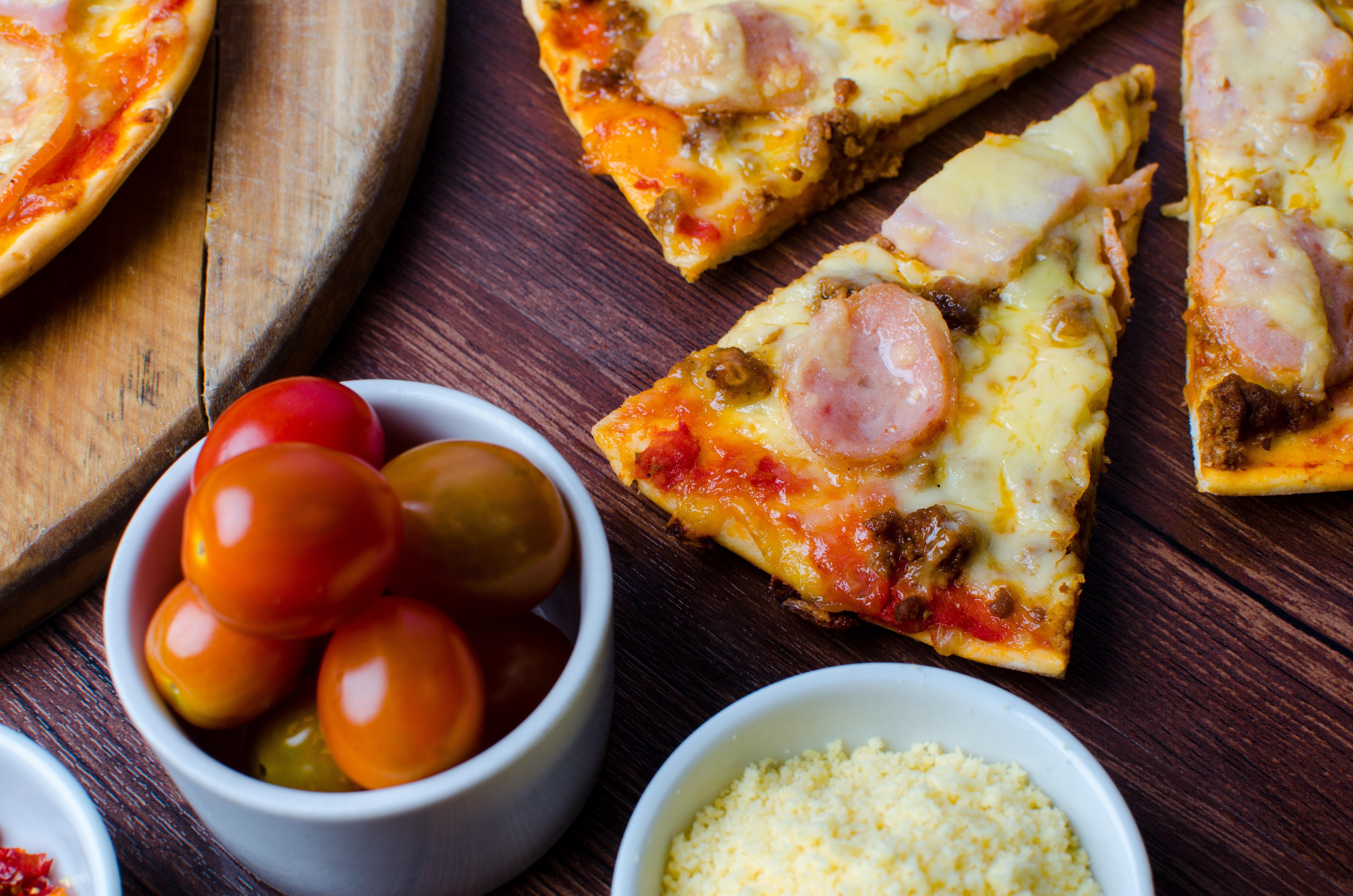 Holiday Inn & Suites Makati By Ihg Makati City Екстер'єр фото A pizza with sausage and cheese