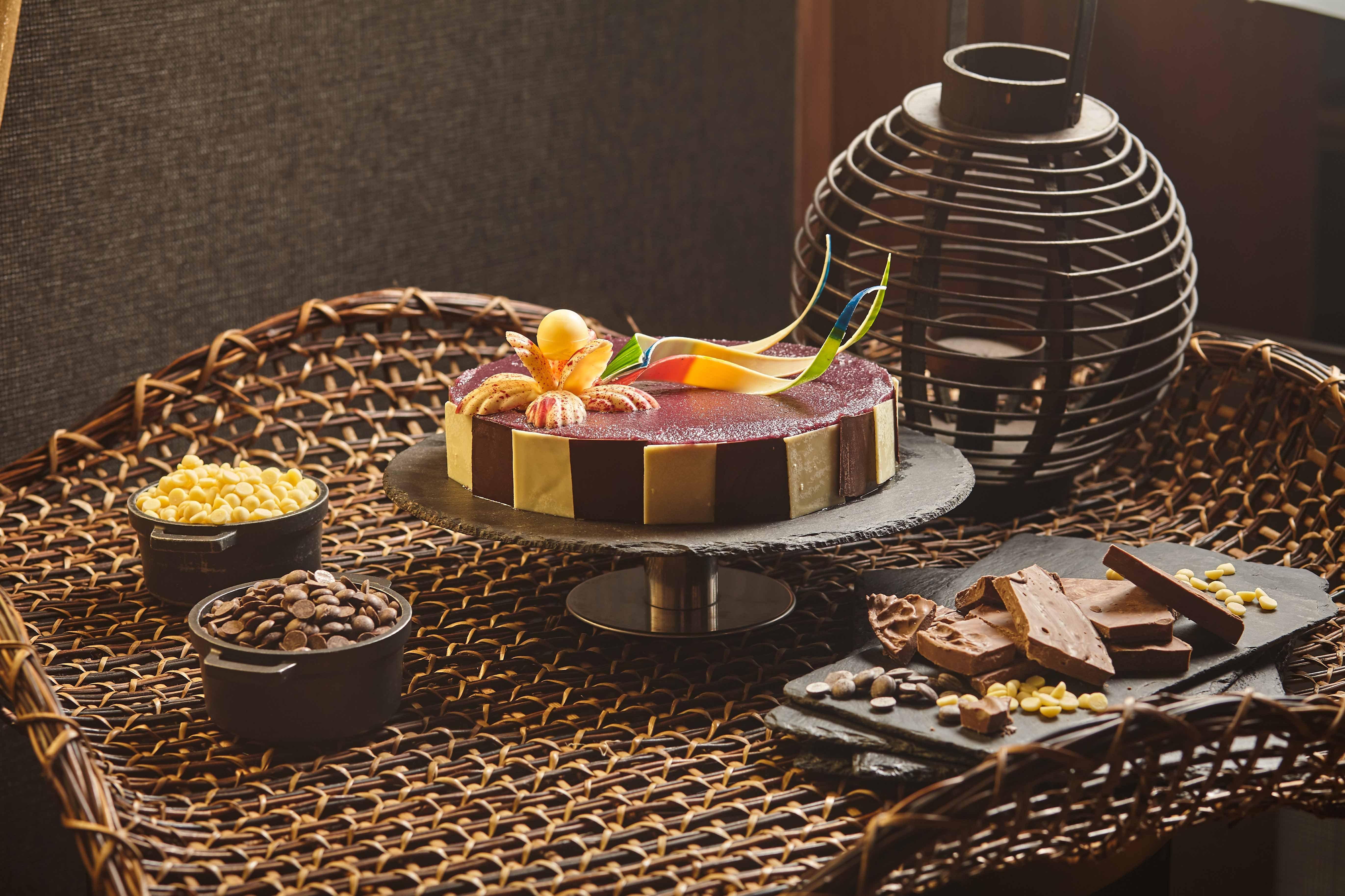 Holiday Inn & Suites Makati By Ihg Makati City Екстер'єр фото A chocolate cake