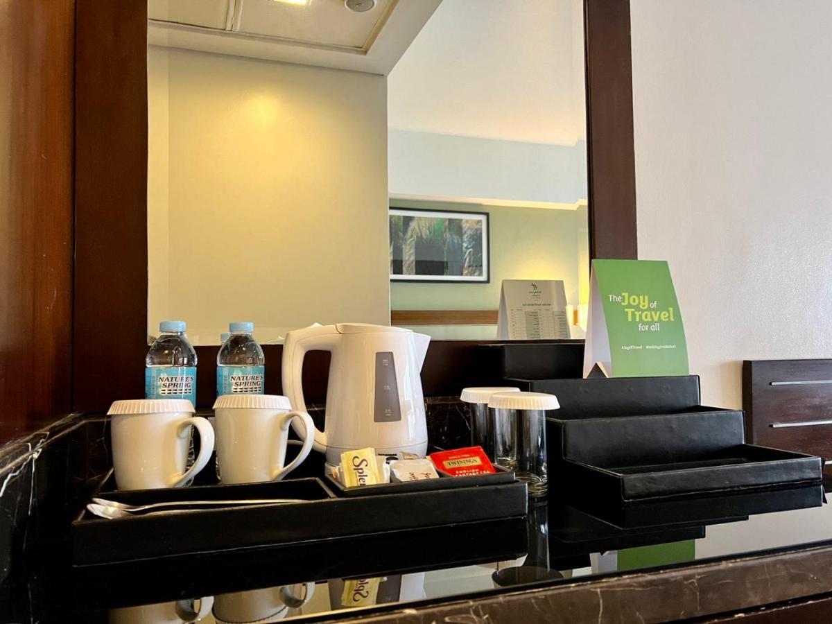 Holiday Inn & Suites Makati By Ihg Makati City Екстер'єр фото A hotel room's wet bar