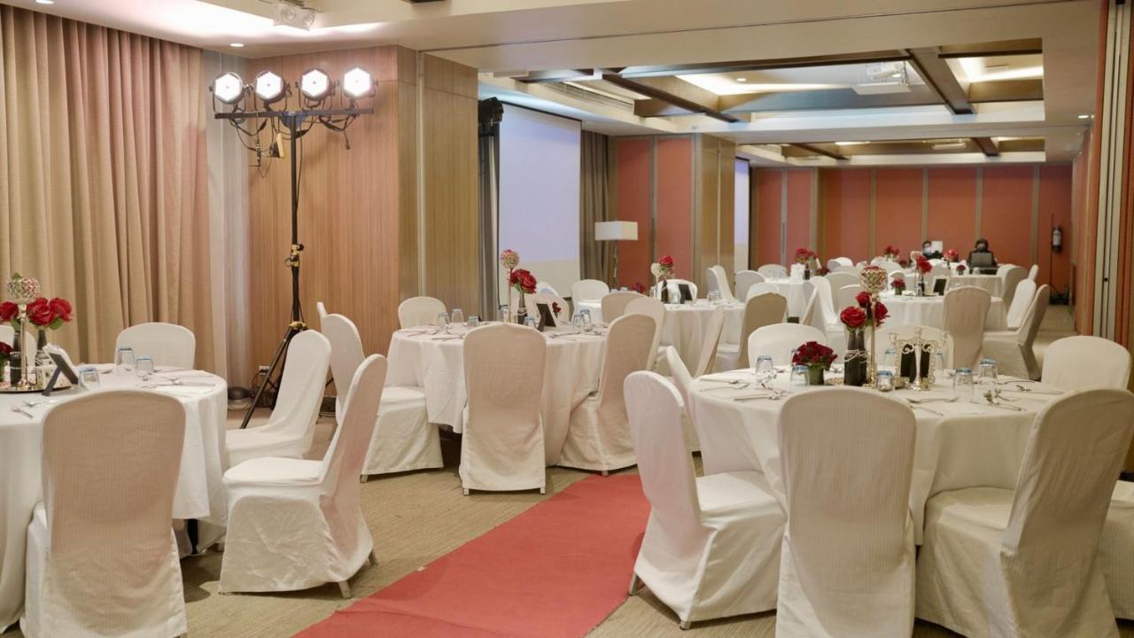 Holiday Inn & Suites Makati By Ihg Makati City Екстер'єр фото A wedding reception