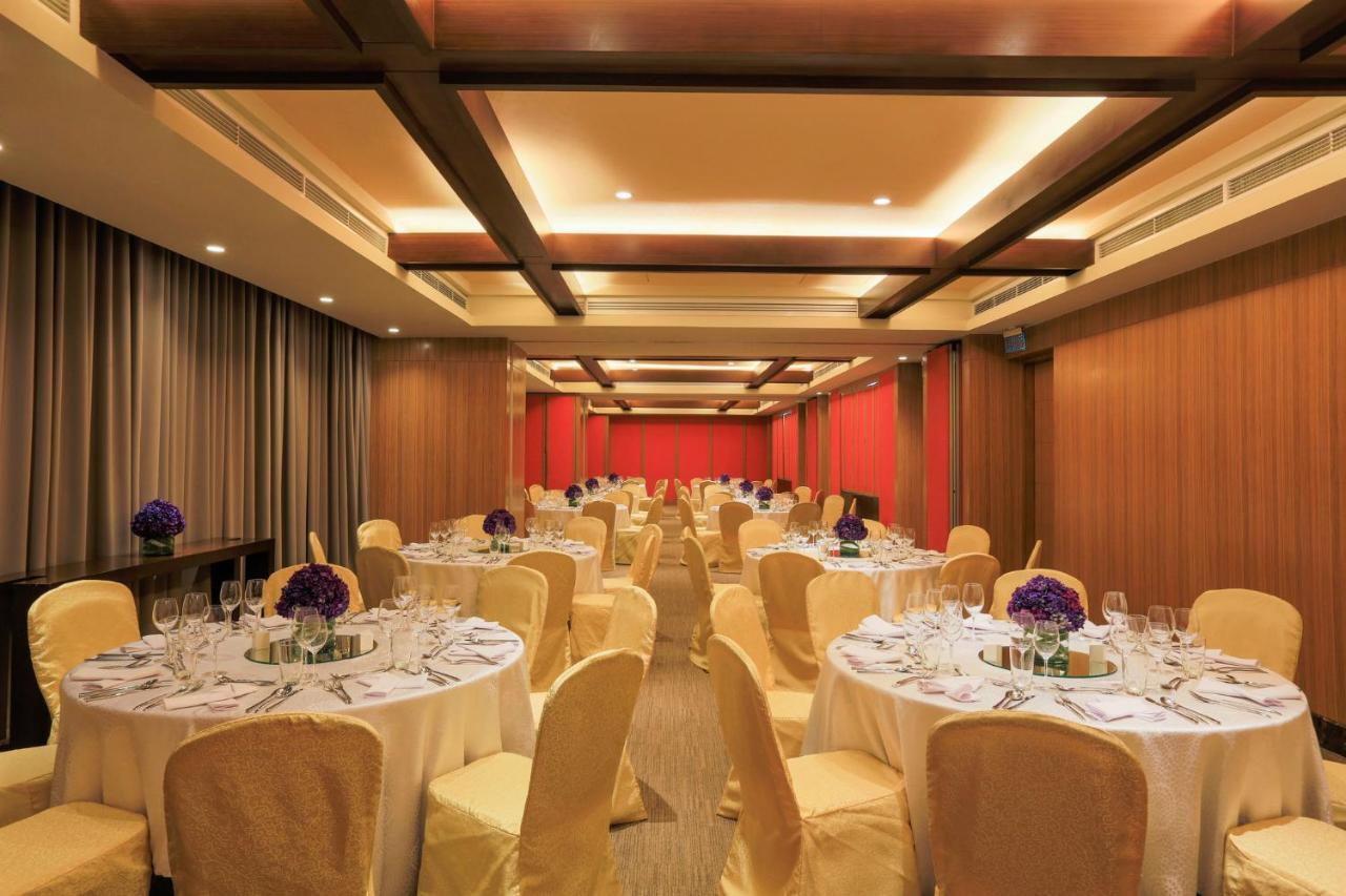 Holiday Inn & Suites Makati By Ihg Makati City Екстер'єр фото The ballroom