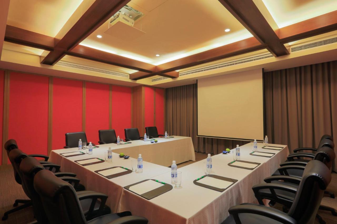 Holiday Inn & Suites Makati By Ihg Makati City Екстер'єр фото Meeting room at the hotel
