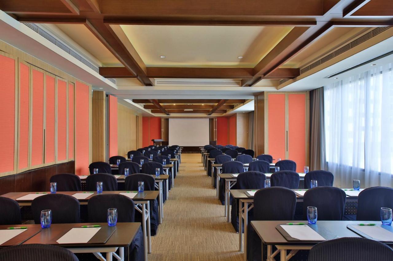 Holiday Inn & Suites Makati By Ihg Makati City Екстер'єр фото Meeting room