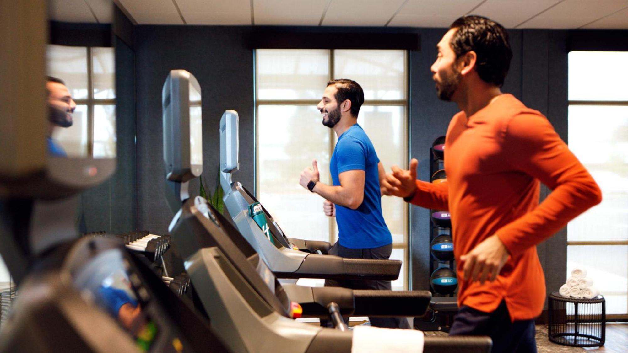 Holiday Inn & Suites Makati By Ihg Makati City Екстер'єр фото Two men running on treadmills