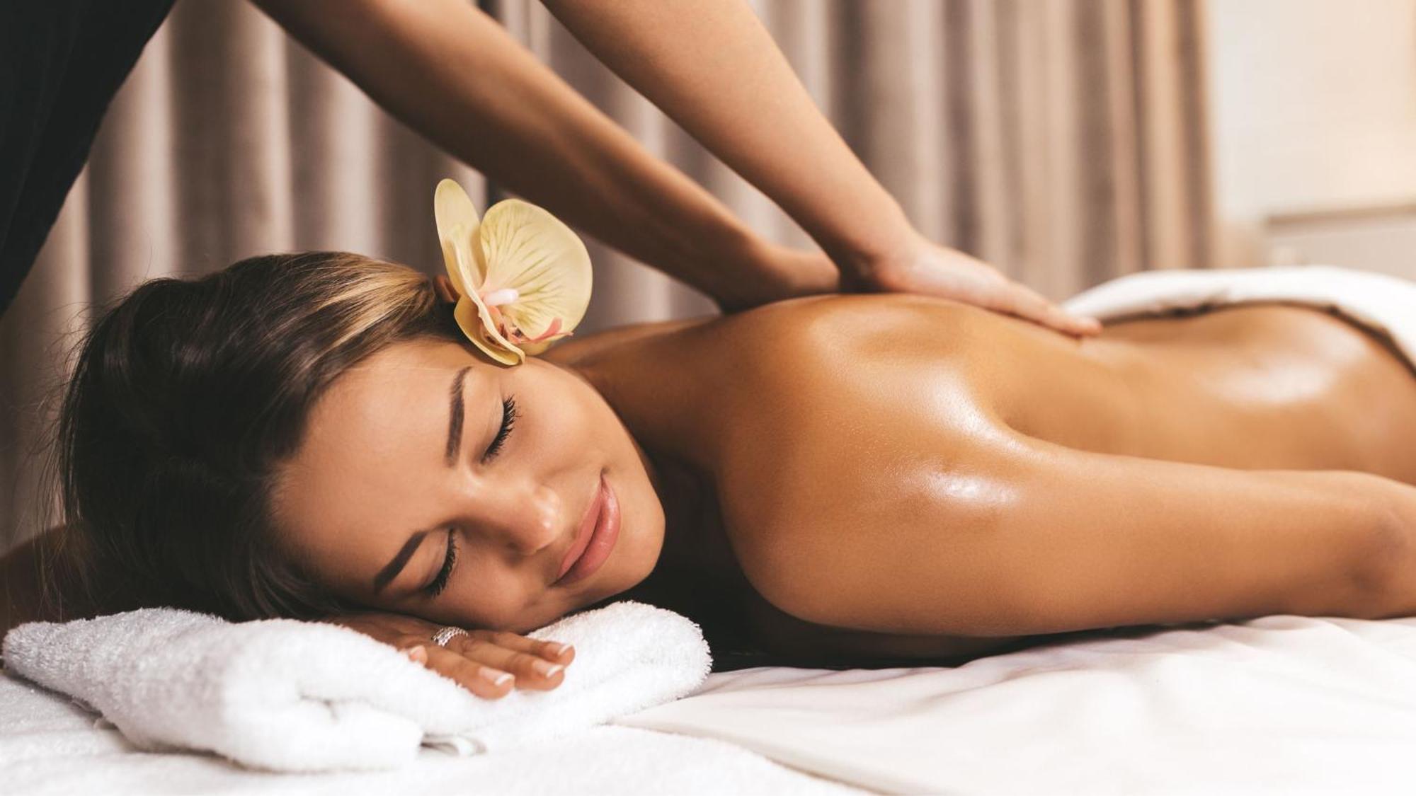 Holiday Inn & Suites Makati By Ihg Makati City Екстер'єр фото A woman receiving a massage