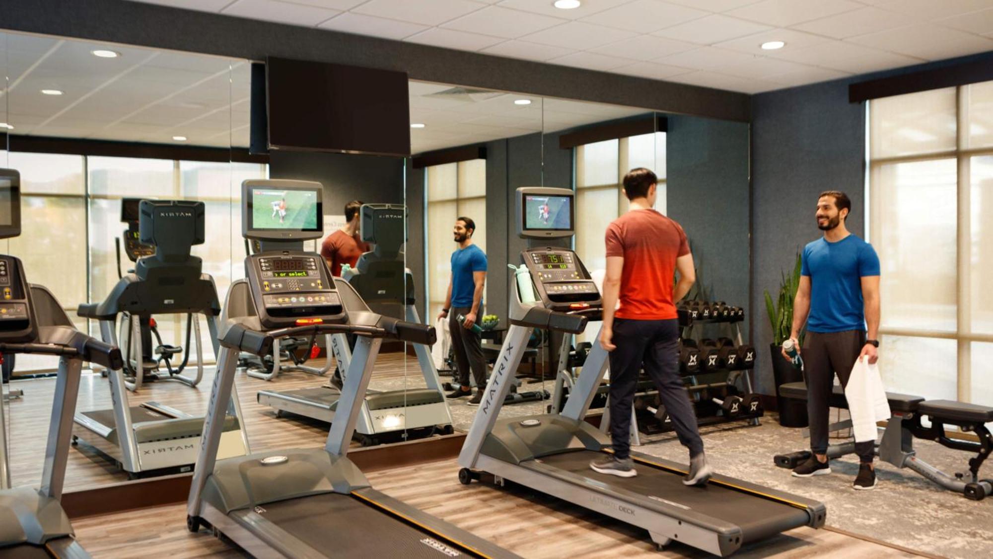 Holiday Inn & Suites Makati By Ihg Makati City Екстер'єр фото The gym at the hotel