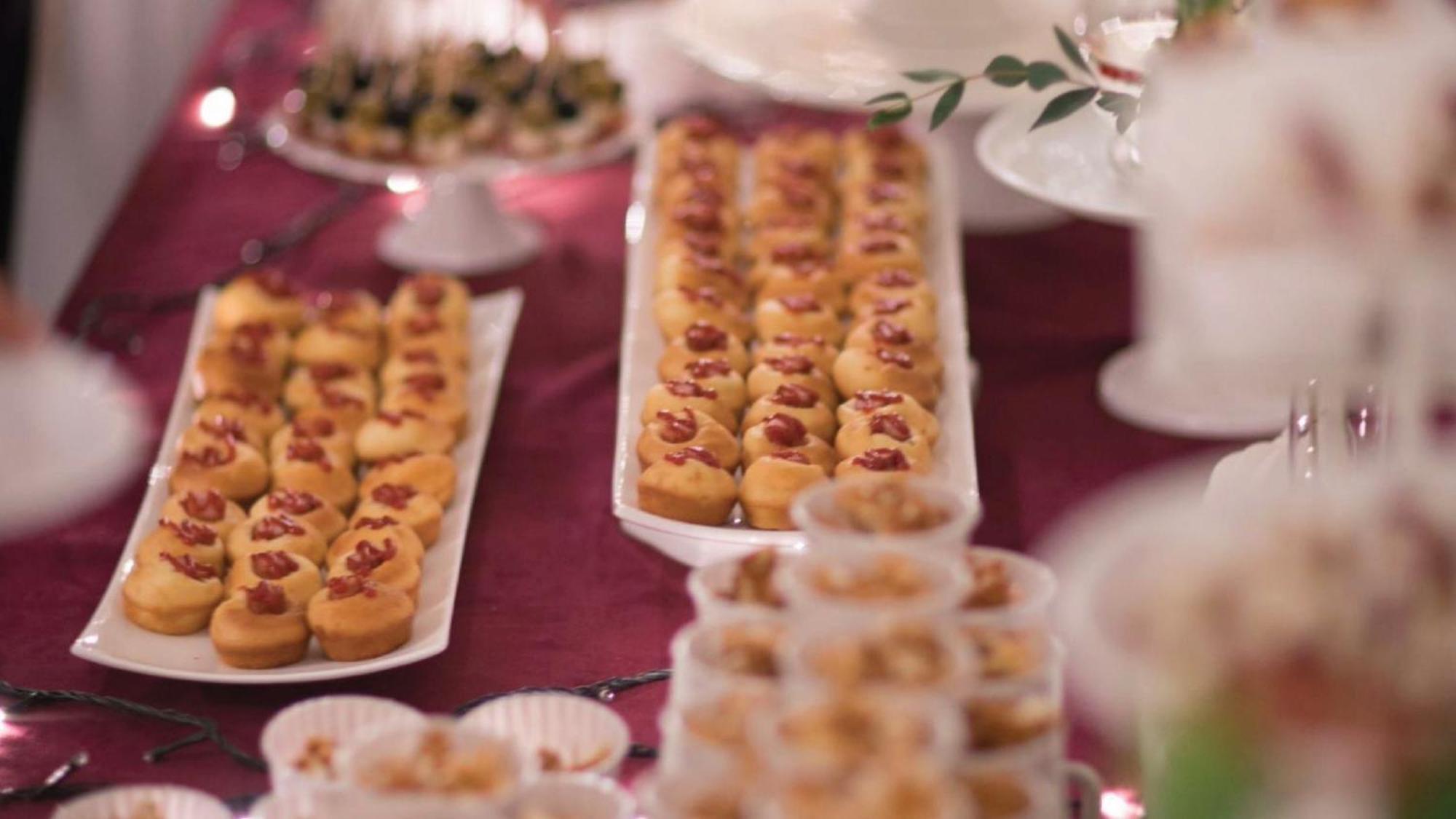 Holiday Inn & Suites Makati By Ihg Makati City Екстер'єр фото A selection of petits fours
