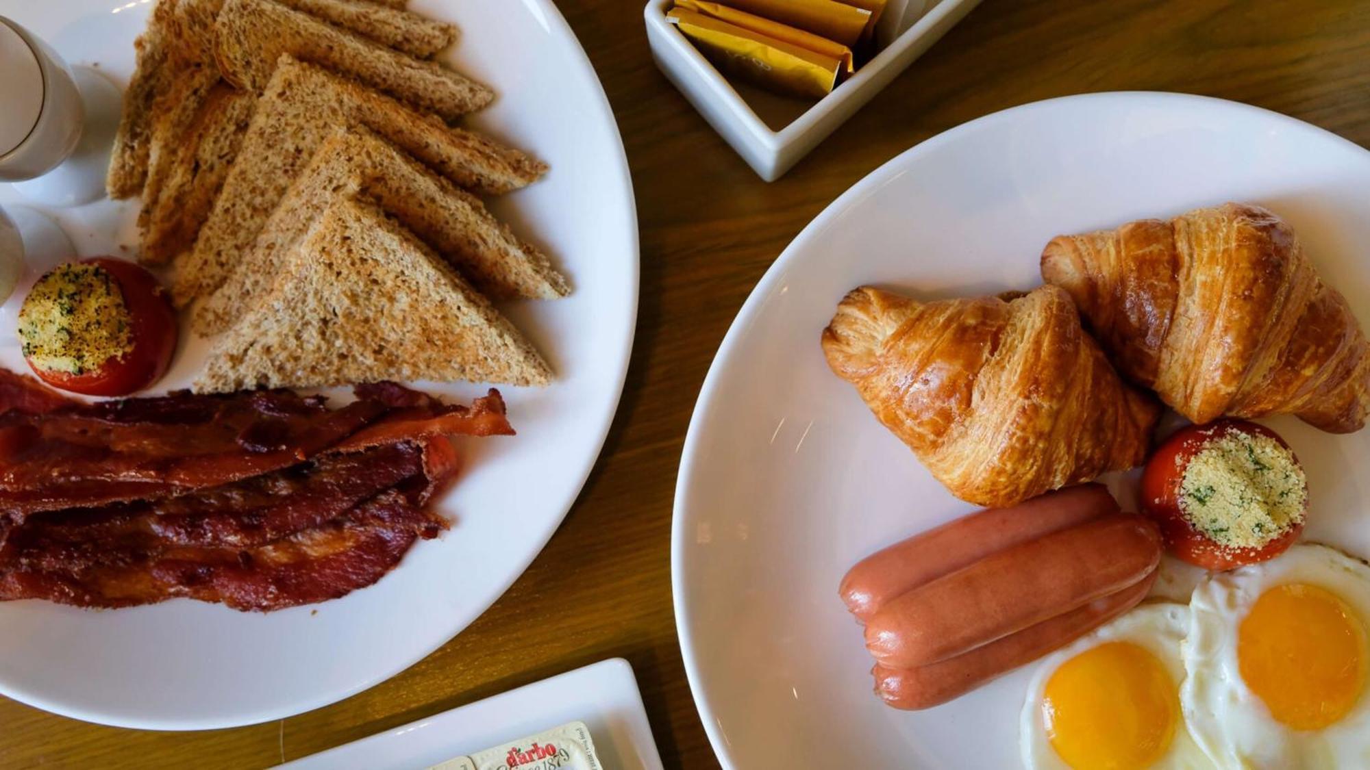 Holiday Inn & Suites Makati By Ihg Makati City Екстер'єр фото Croissants and sausages