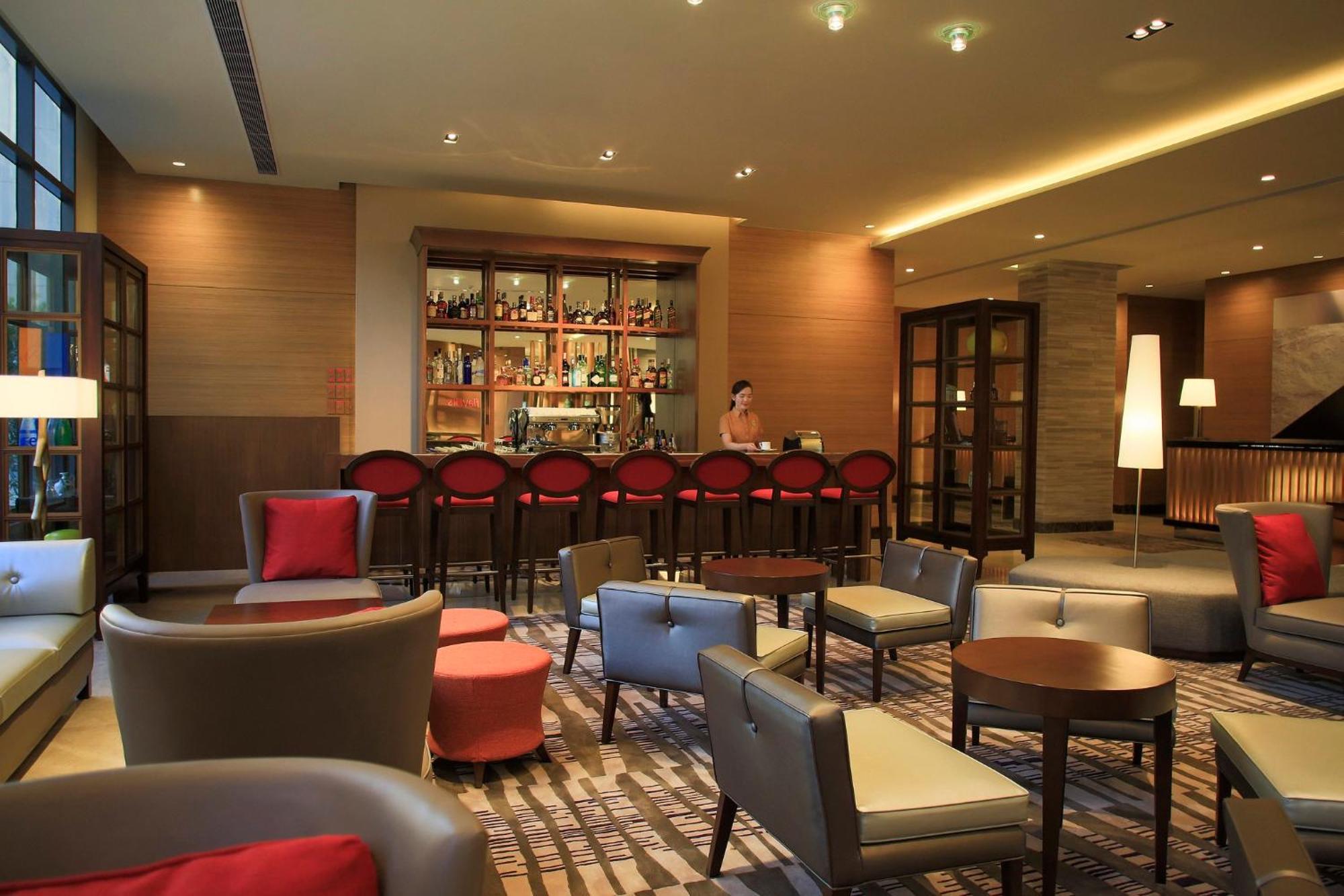 Holiday Inn & Suites Makati By Ihg Makati City Екстер'єр фото The bar at the lobby